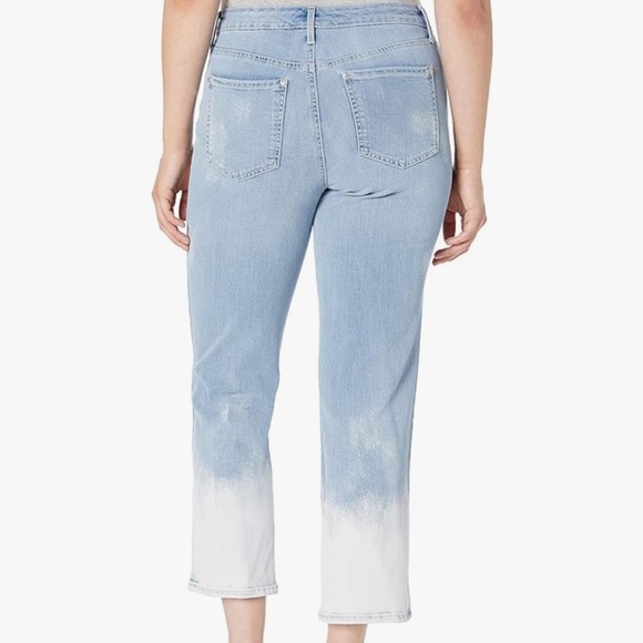 Gloria Vanderbilt Women's Mid Rise Straight Leg Crop Length Jean in Light Wash - Picture 6 of 6